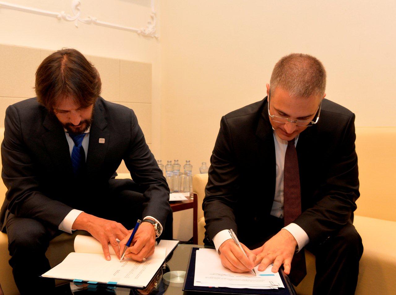 Podpis dohody so srbským ministrom vnútra Nebojšom Stefanovićom o vyslaní slovenských policajtov